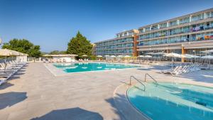 Bazén v ubytování Arena Hotel Holiday nebo v jeho okolí