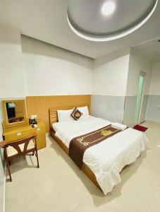 Ένα ή περισσότερα κρεβάτια σε δωμάτιο στο KHÁCH SẠN PHÚ HƯNG