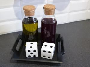 zwei Flaschen Wein und Würfel auf einem Tisch in der Unterkunft Charme et quiétude au cœur du Haut-Jura in Lamoura + 36 Fotos