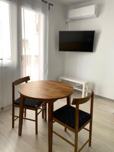 Televízia a/alebo spoločenská miestnosť v ubytovaní Cozy apartment Alicante