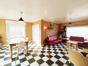 a living room with a checkered floor at Kind -& diervriendelijk huisje in De Panne