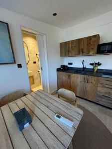 Kuchyň nebo kuchyňský kout v ubytování Sea Sage Suites