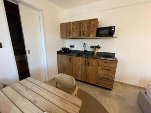 Kuchyň nebo kuchyňský kout v ubytování Sea Sage Suites