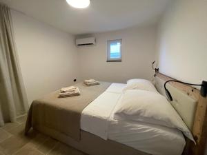 Postel nebo postele na pokoji v ubytování Sea Sage Suites