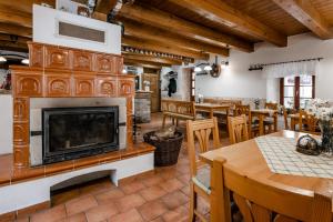 Restoran või mõni muu söögikoht majutusasutuses Černodolský mlýn