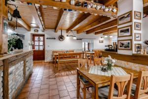 Restoran või mõni muu söögikoht majutusasutuses Černodolský mlýn
