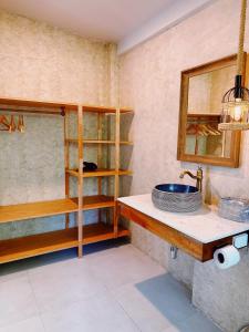 ein Badezimmer mit Waschbecken und Spiegel in der Unterkunft Tropical Crystal Villa with Terrace Kitchen in Ko Phangan