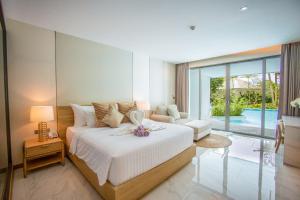 ein Schlafzimmer mit Bett und ein Wohnzimmer in der Unterkunft Luxtalay Khanom Hotel in Khanom