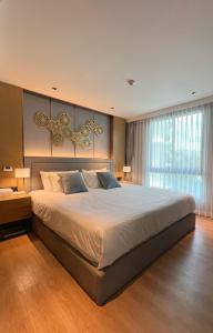 Un dormitorio con una cama grande en una habitación. en Apartment 5 Star Hotel LaVita, en Rawai Beach 26 fotos más