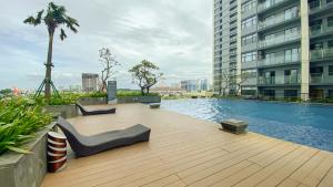 Πισίνα στο ή κοντά στο Nice and Strategic 2BR at 16th Floor Daan Mogot City Apartment By Travelio