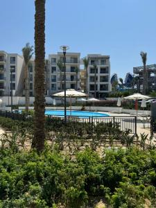 エル・アラメインにあるEmaar Marassi Garden viewのスイミングプール(パラソル付)、 +5枚の写真