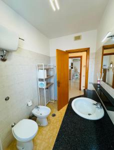 ein Badezimmer mit Toilette und Waschbecken in der Unterkunft Dimora Girasole in Monopoli