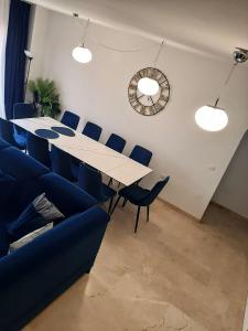 A seating area at Spacious and stylish penthouse in Mijas