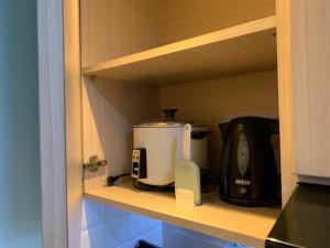 O bucătărie sau chicinetă la Comfort and Enjoy Living 2BR at Daan Mogot City Apartment By Travelio