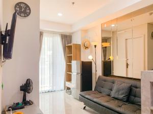 O zonă de relaxare la Comfort and Enjoy Living 2BR at Daan Mogot City Apartment By Travelio