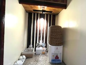 un angolo di una stanza con una finestra con un riscaldatore di Cozy Bungalow Isa with AC and Generator in General Luna a General Luna Altre 5 foto