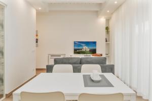 a living room with a white table and chairs at ARMONIA Casa Vacanze in Fara in Sabina