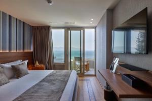 Postel nebo postele na pokoji v ubytování VALIS LUXURY Hotel
