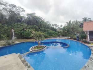 Bazén v ubytování Oemah Tahu Banjarnegara Resto and Resort Mitra RedDoorz nebo v jeho okolí