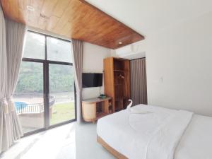 TV a/nebo společenská místnost v ubytování Oemah Tahu Banjarnegara Resto and Resort Mitra RedDoorz