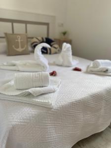 a group of white towels on a bed at Villa Cala Del Plomo in Almería