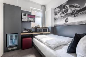 Postel nebo postele na pokoji v ubytování SMARTY Airport Cologne Hotel - KONTAKTLOSER SELF CHECK-IN