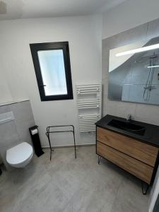 Bilik mandi di Appartement neuf centre du village