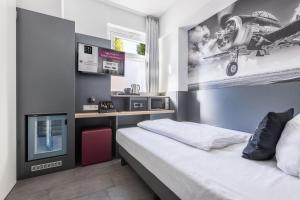 Kuchyň nebo kuchyňský kout v ubytování SMARTY Airport Cologne Hotel - KONTAKTLOSER SELF CHECK-IN
