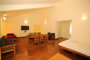 un soggiorno con un tavolo e una sala da pranzo di Tiger Hill Homestay a Ooty Altre 9 foto