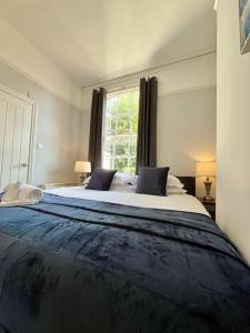 Ένα ή περισσότερα κρεβάτια σε δωμάτιο στο Luxury Ensuite Apartment with Balcony Free Parking