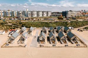 - une vue aérienne sur une rangée de maisons sur la plage dans l'établissement Thalassa Beach Houses, à Zandvoort