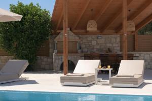 AtsipopouloにあるMaYa Villa, a sublime luxury villa close to Rethymno and all amenities!のプールサイドの椅子2脚とテーブル +59枚の写真