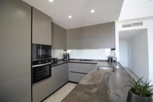 Η κουζίνα ή μικρή κουζίνα στο Beautiful Three Bedrooms Los Olivos Penthouse