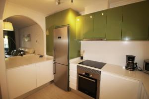 Kuchyň nebo kuchyňský kout v ubytování Two Bedroom Apartment In Mar De Cristal