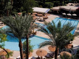 The swimming pool at or close to Sofitel Winter Palace Luxor