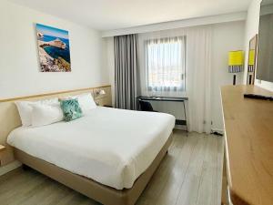 Postel nebo postele na pokoji v ubytování Mercure Ajaccio
