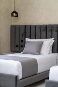 Postel nebo postele na pokoji v ubytování Hotel Plaza Berat