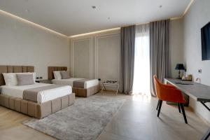 Postel nebo postele na pokoji v ubytování Hotel Plaza Berat