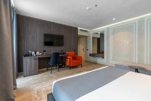 Postel nebo postele na pokoji v ubytování Hotel Plaza Berat + 37 fotografií