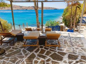 a table and chairs with a view of the ocean at Villa Elena Kythnos in Mérikhas