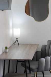 a dining room with a table and chairs at Open Mind Property - 4 Beds 2 Bathrooms & Parking in Portsmouth