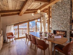 Fotografia z galérie ubytovania Chalet de Luxe avec Piscine et Sauna, Proche des Pistes à Courchevel - FR-1-568-33 v destinácii Courchevel