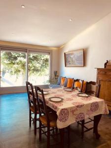 Χώρος καθιστικού στο Bright airy family style 7 min walk to beach