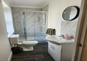 Ένα μπάνιο στο Modern & Stylish 1 bedroom flat in Bridgend town