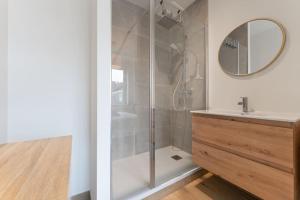 une salle de bain avec une douche avec un lavabo et un miroir dans l'établissement Rooftop - Villa Leone - Appartement à 500m plage, à La Tente-Verte 38 autres photos