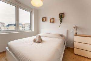 une chambre avec un lit avec un animal en peluche dessus dans l'établissement Rooftop - Villa Leone - Appartement à 500m plage, à La Tente-Verte