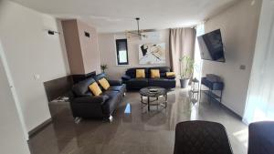 Χώρος καθιστικού στο VAL21,VILLA 200 m FROM THE SEA WITH POOL AND FITNESs