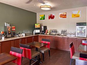 ein Fast-Food-Restaurant mit einem Tisch und Stühlen in der Unterkunft Quality Inn & Suites Green Bay - Ashwaubenon in Green Bay