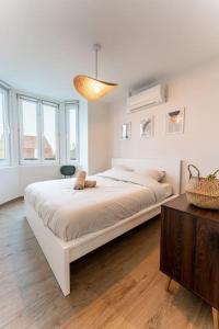 - une grande chambre blanche avec un grand lit blanc dans l'établissement Rooftop - Villa Leone - Appartement à 500m plage, à La Tente-Verte