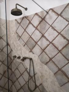 カンピーリア・マリッティマにあるCasale Acquavivaのシャワーヘッドとタイル張りの床を備えたシャワー +38枚の写真